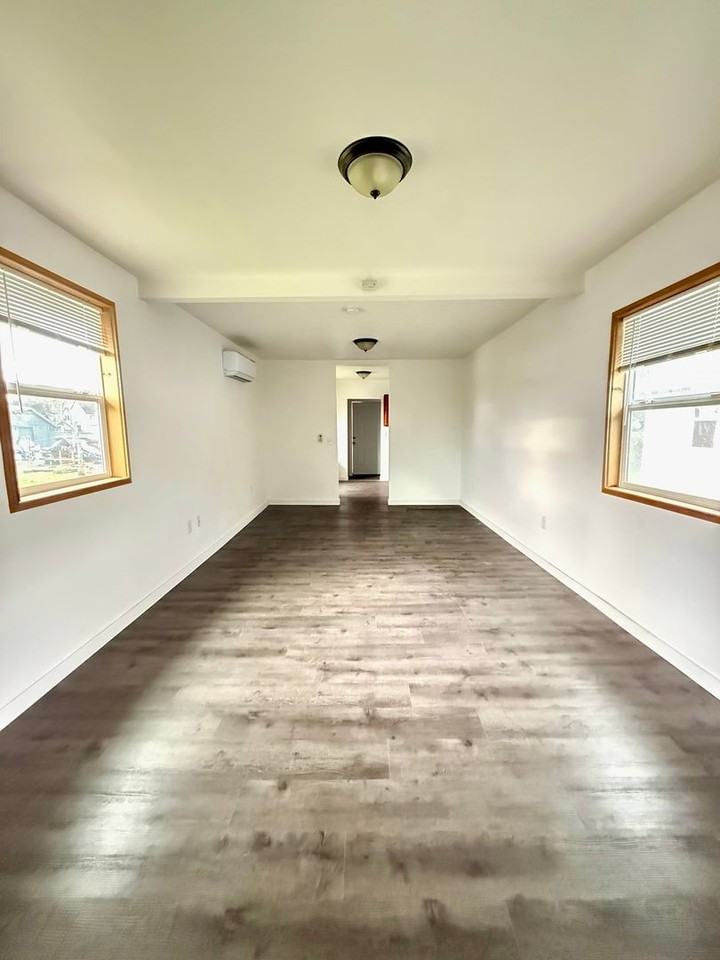 913 E Market St - Photo 5 of 7