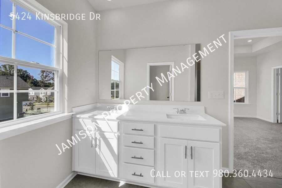 5424 Kinsbridge Dr - Photo 5 of 29