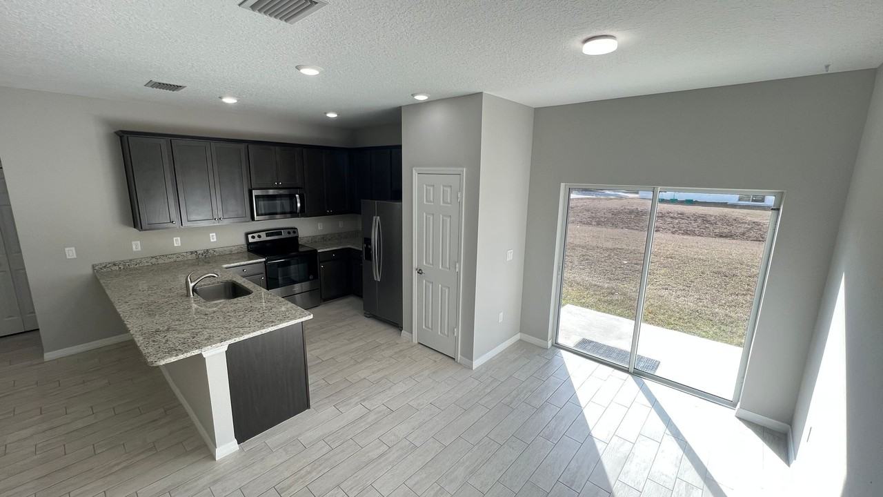 3298 Halden Ave Se - Photo 7 of 34