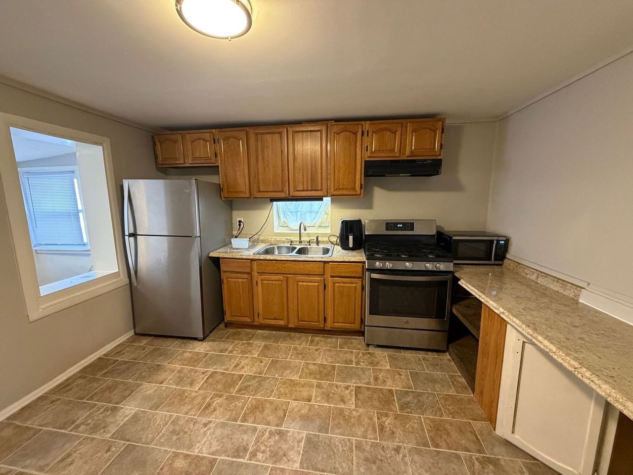 1700 W 11th St - Photo 2 of 11