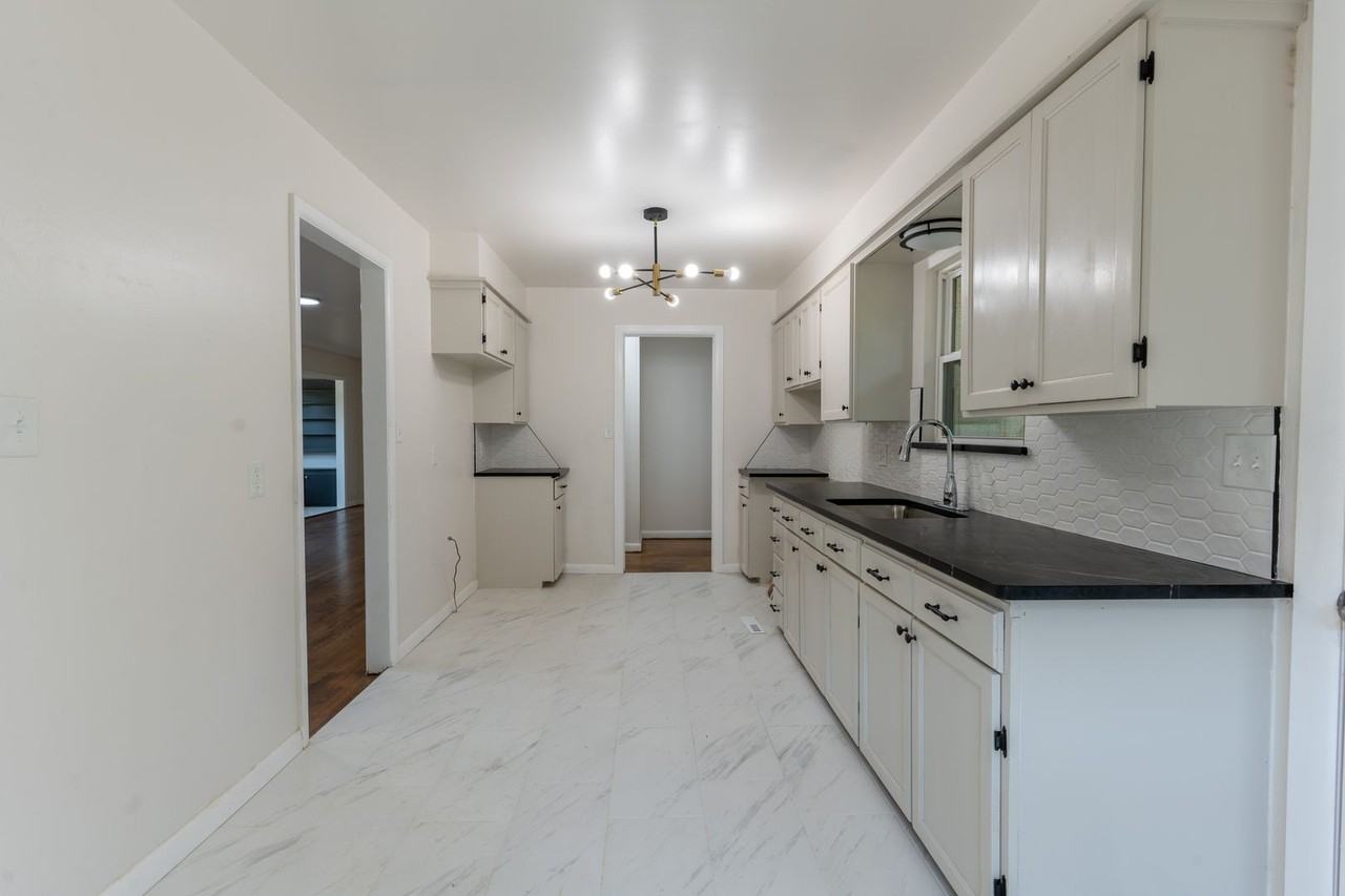 3718 Nw 19th St - Photo 7 of 27