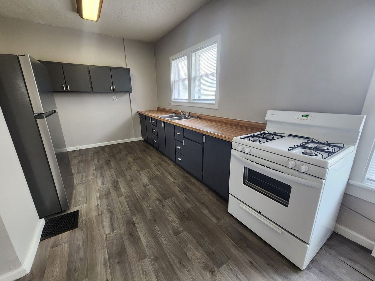 1436 Sycamore St - Photo 5 of 11
