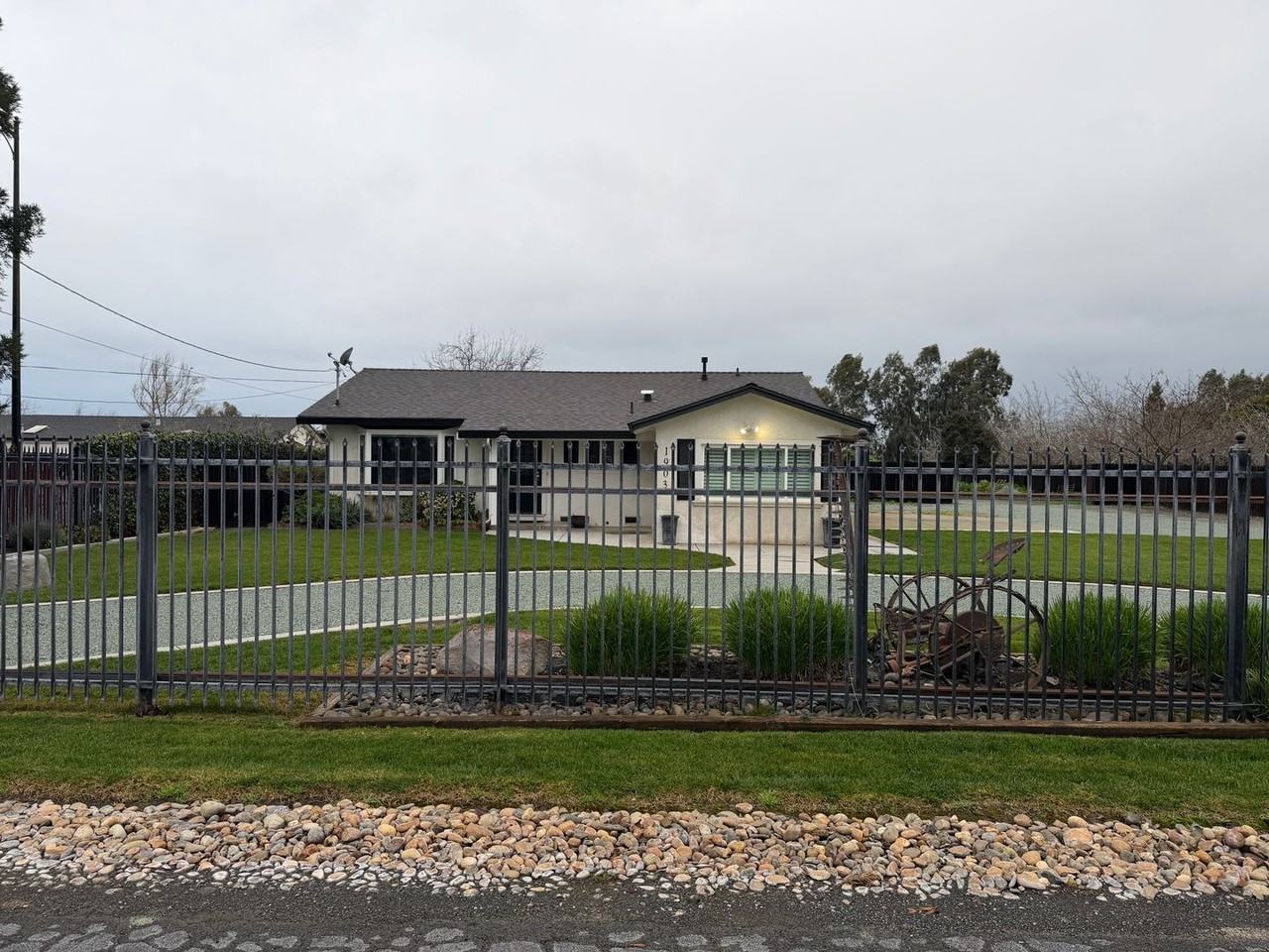 1903 Snyder Ln - Photo 2 of 16