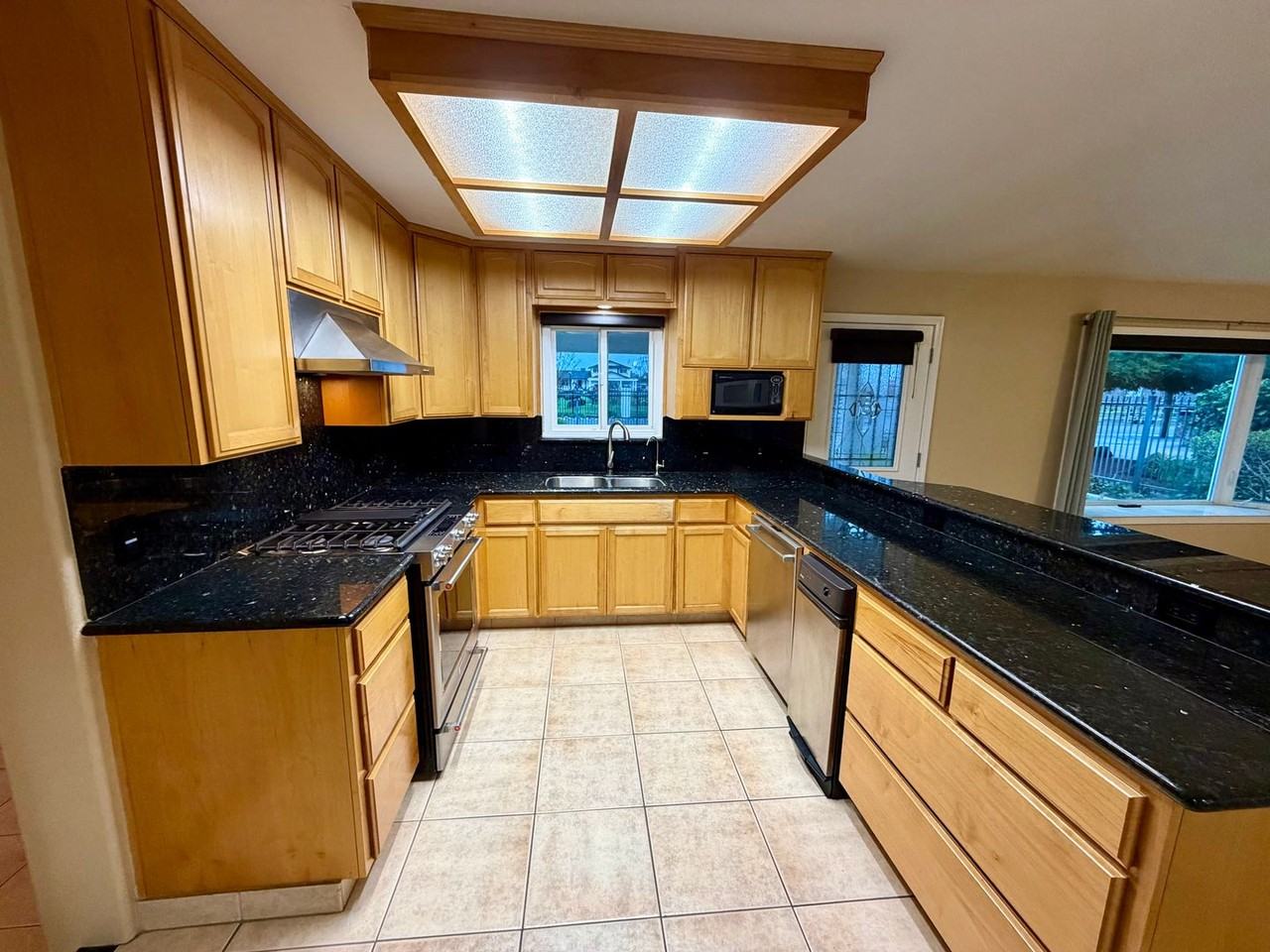 1903 Snyder Ln - Photo 6 of 16