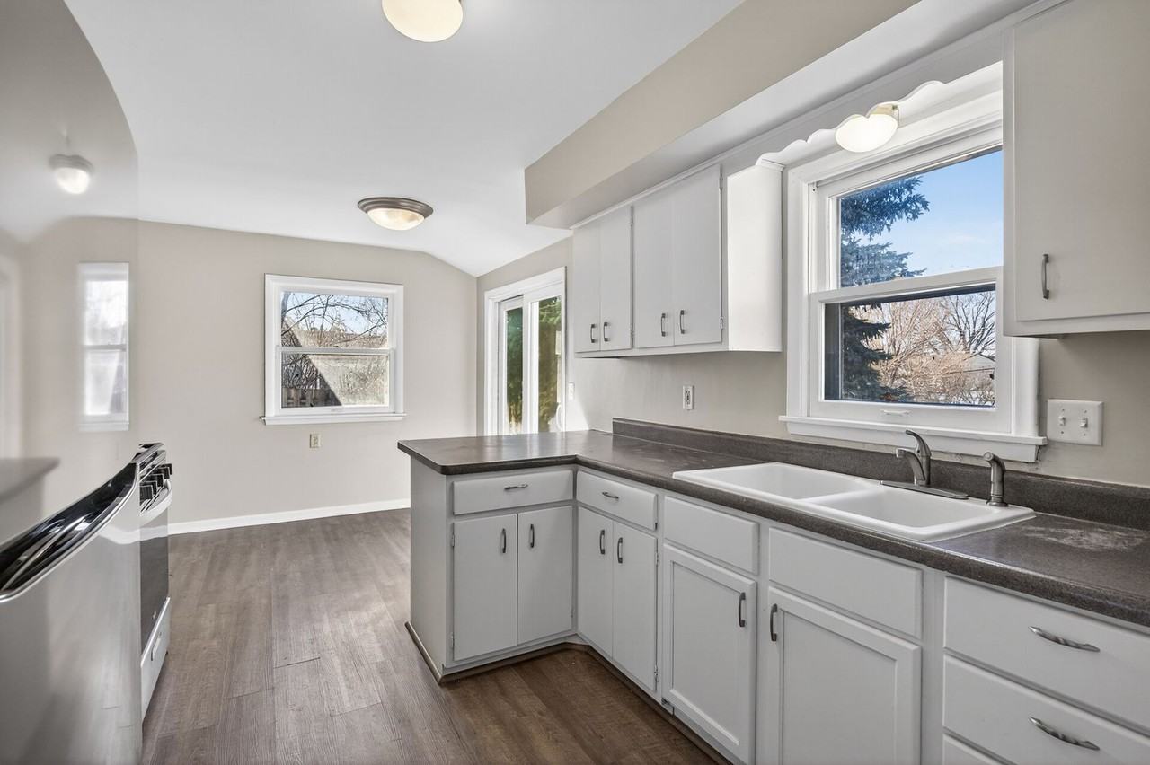 7533 Major Ave N - Photo 3 of 30