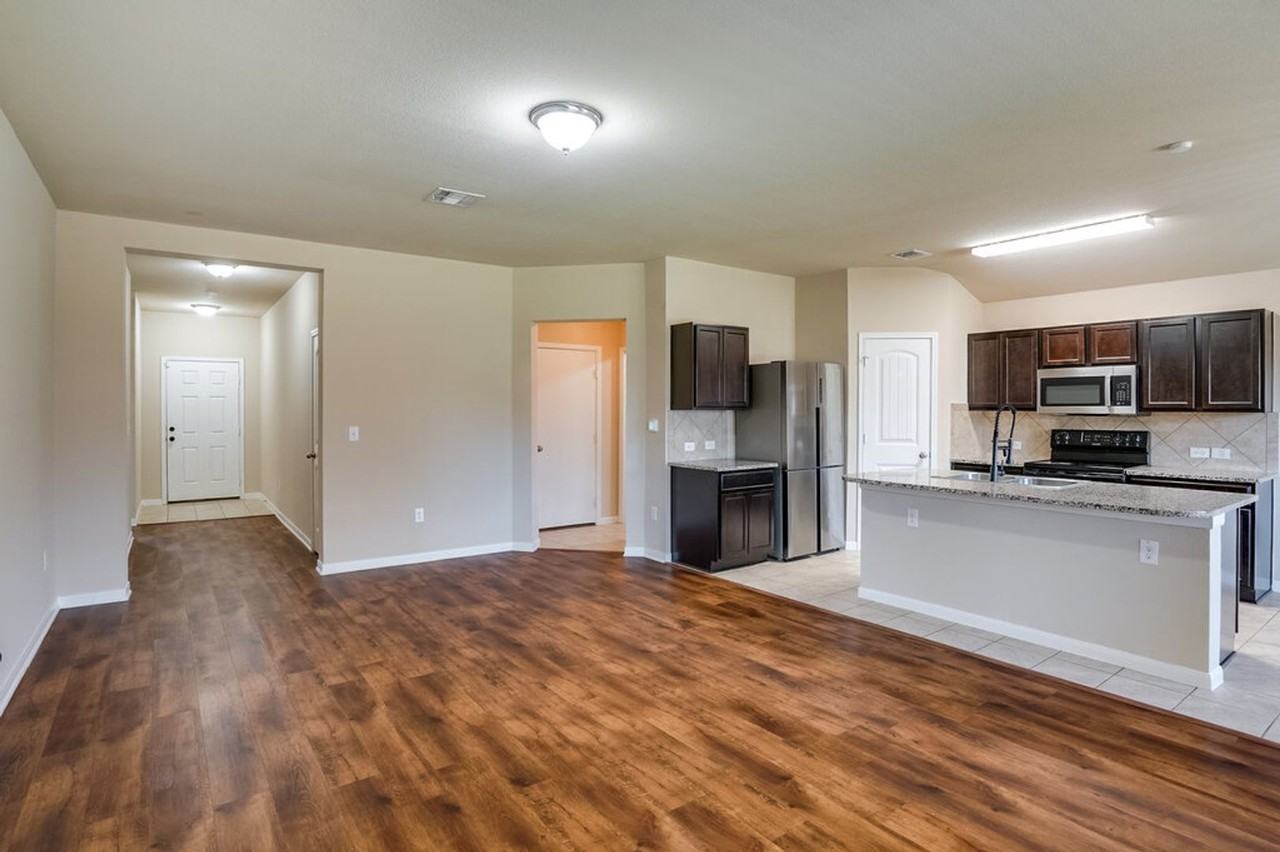 5909 Roderick Dr - Photo 4 of 20