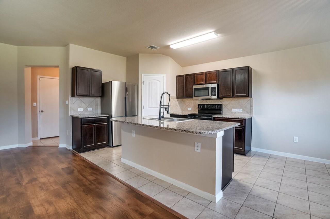 5909 Roderick Dr - Photo 5 of 20