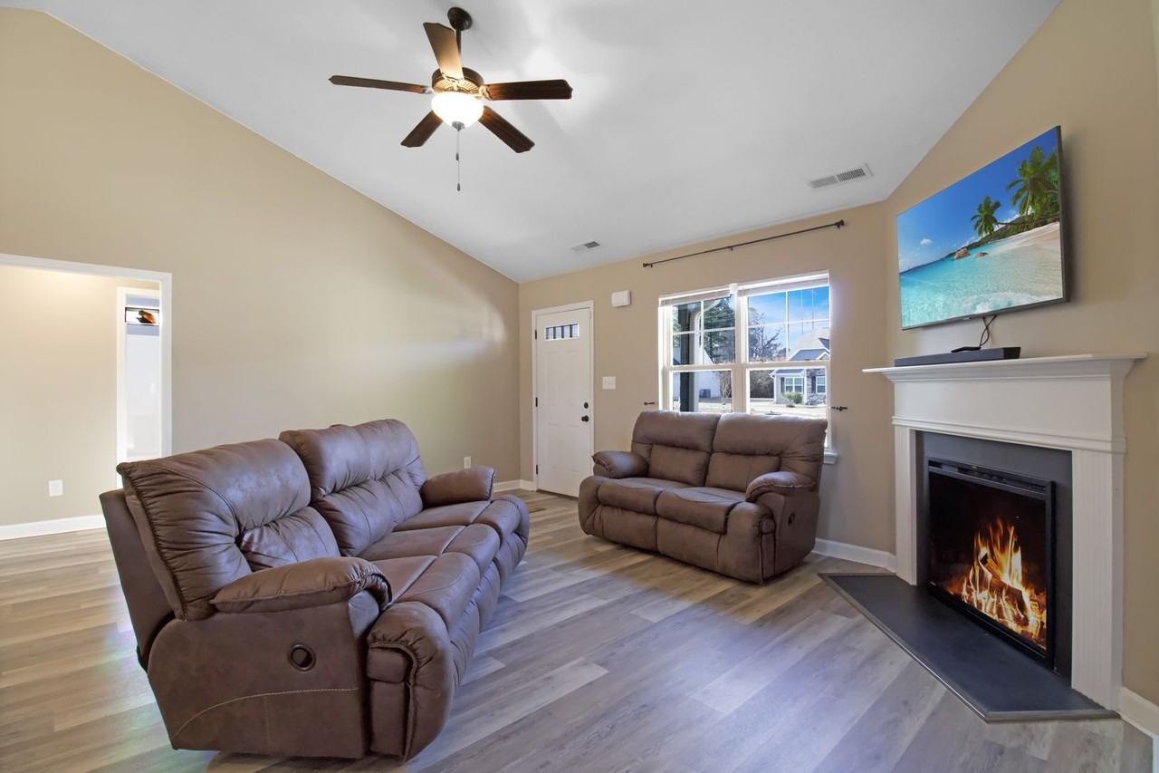 1042 Furia Dr - Photo 3 of 12