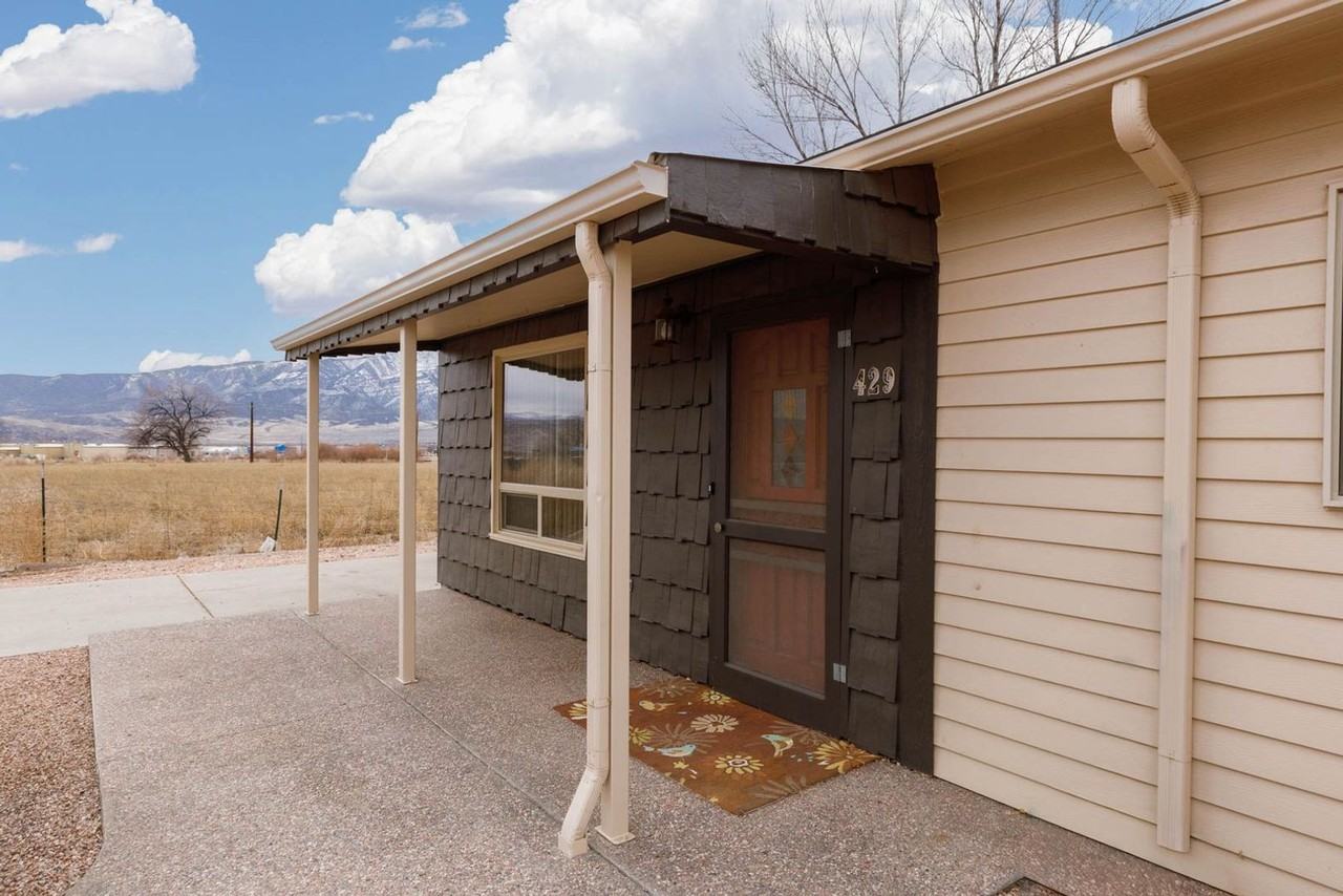 429 W Franklyn Spencer St - Photo 3 of 23