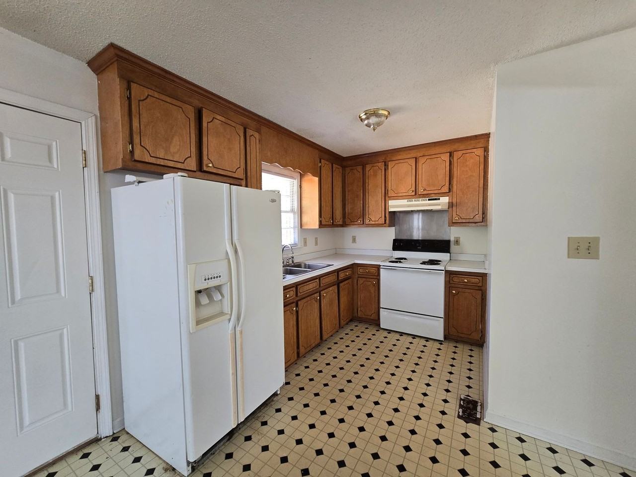 1929 Crestview Dr - Photo 3 of 23