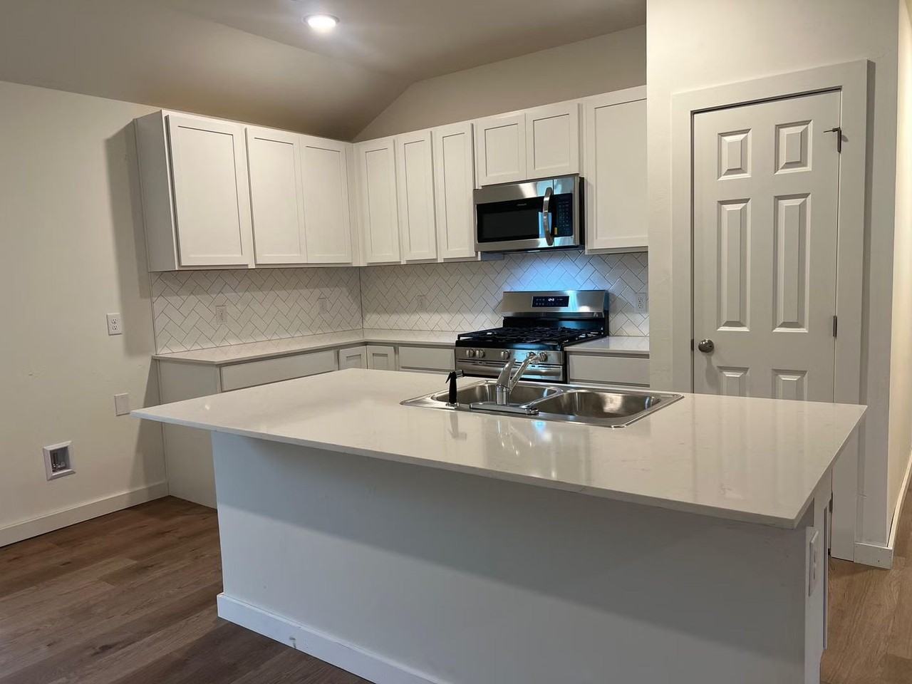 1732 Se 20th St - Photo 3 of 11