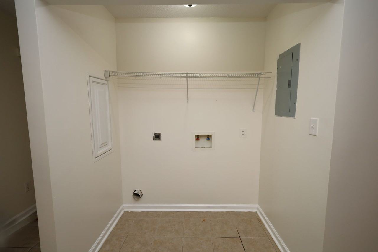 1728 Eli Pl #B - Photo 4 of 9