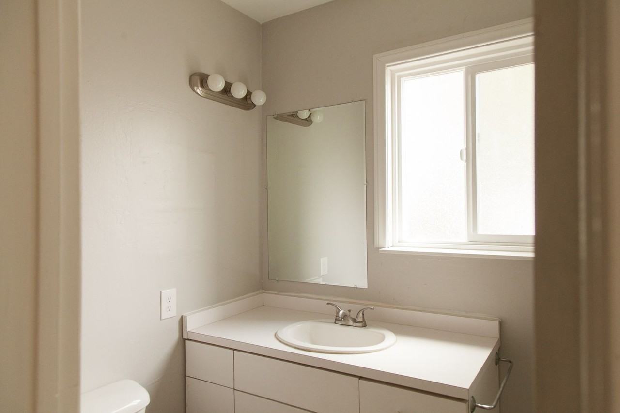 1133 Laurel Ln - Photo 5 of 20