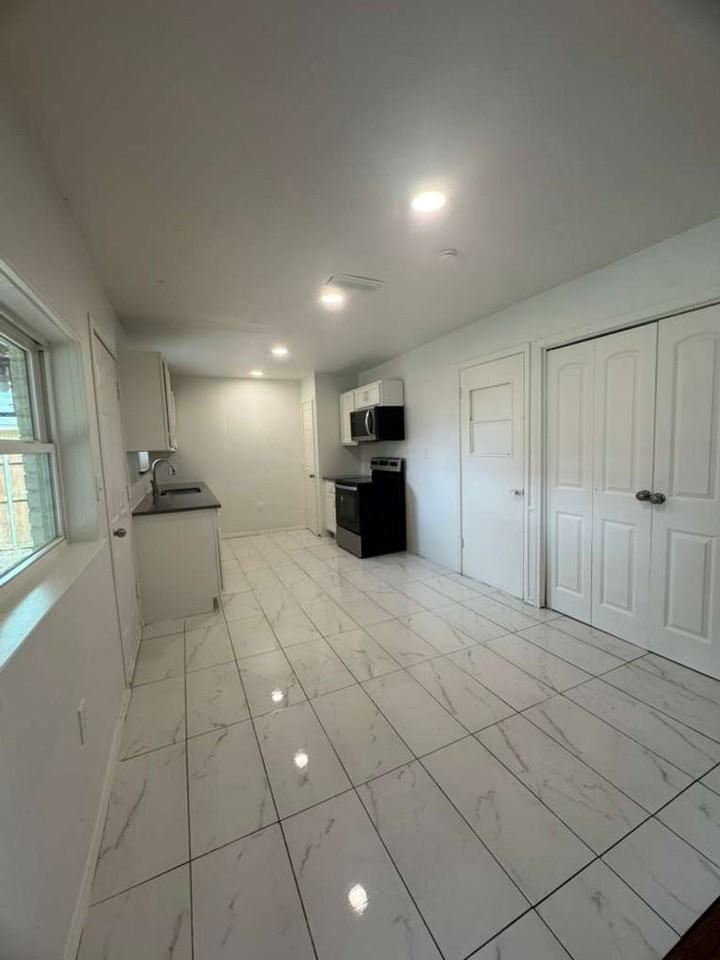 1825 Southstone Ln - Photo 3 of 11