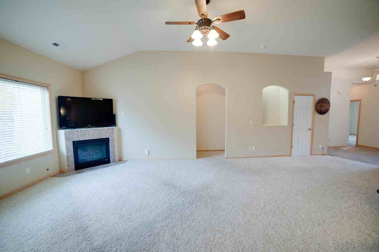 1085 Sirron Ave - Photo 2 of 13