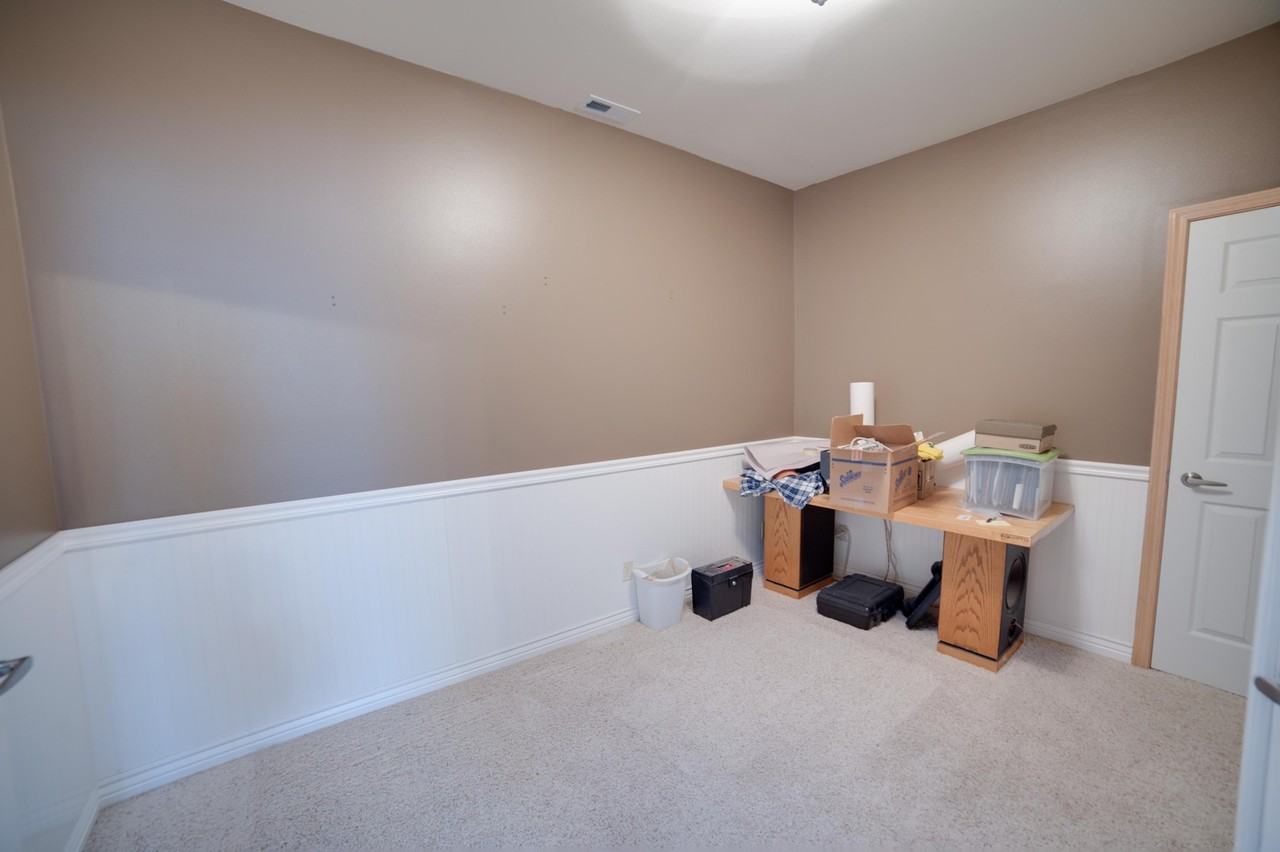 1085 Sirron Ave - Photo 3 of 13