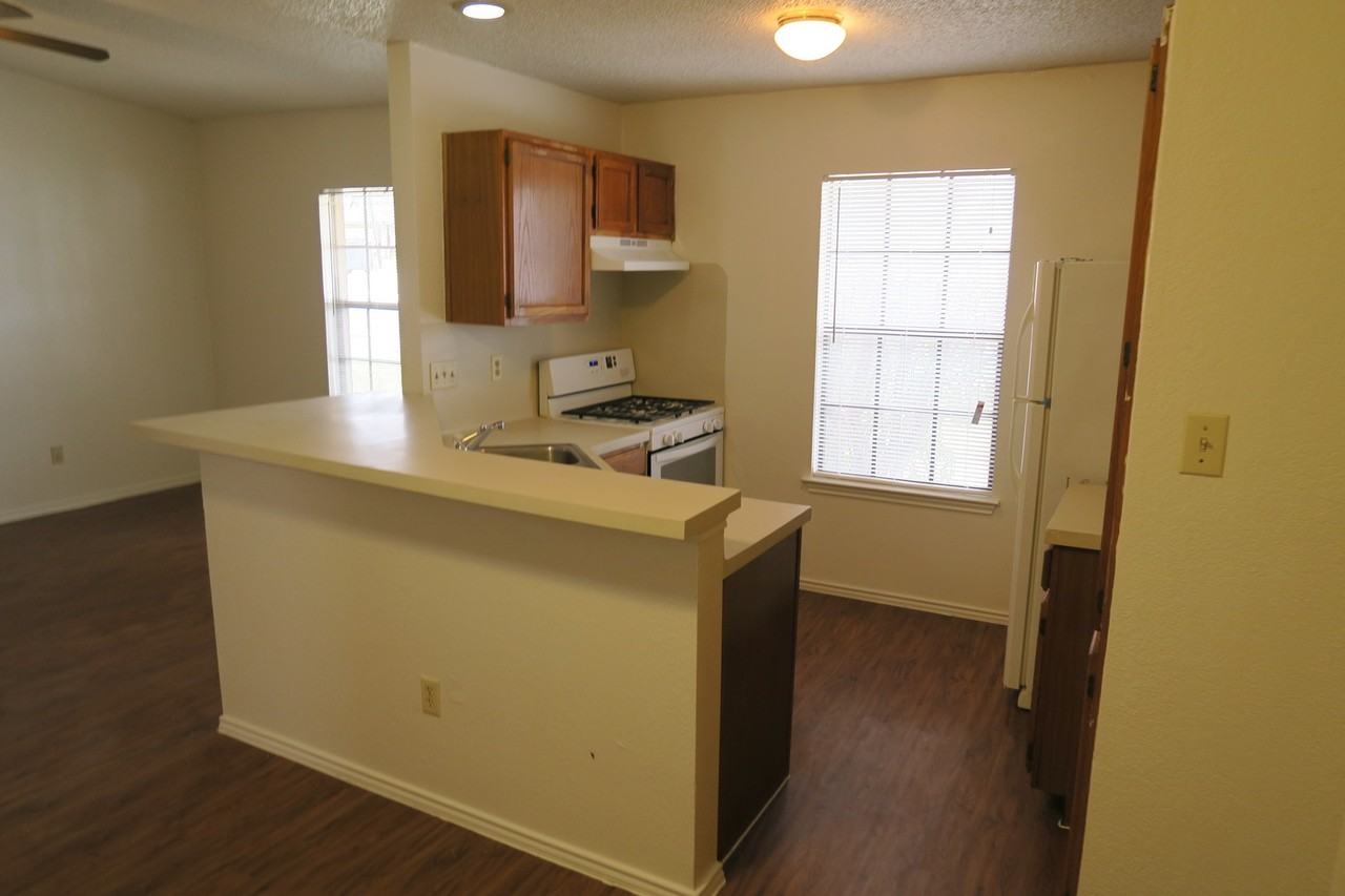 1213 Ridgemont St - Photo 4 of 15