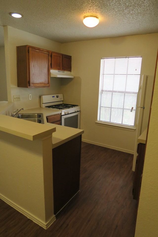 1213 Ridgemont St - Photo 5 of 15