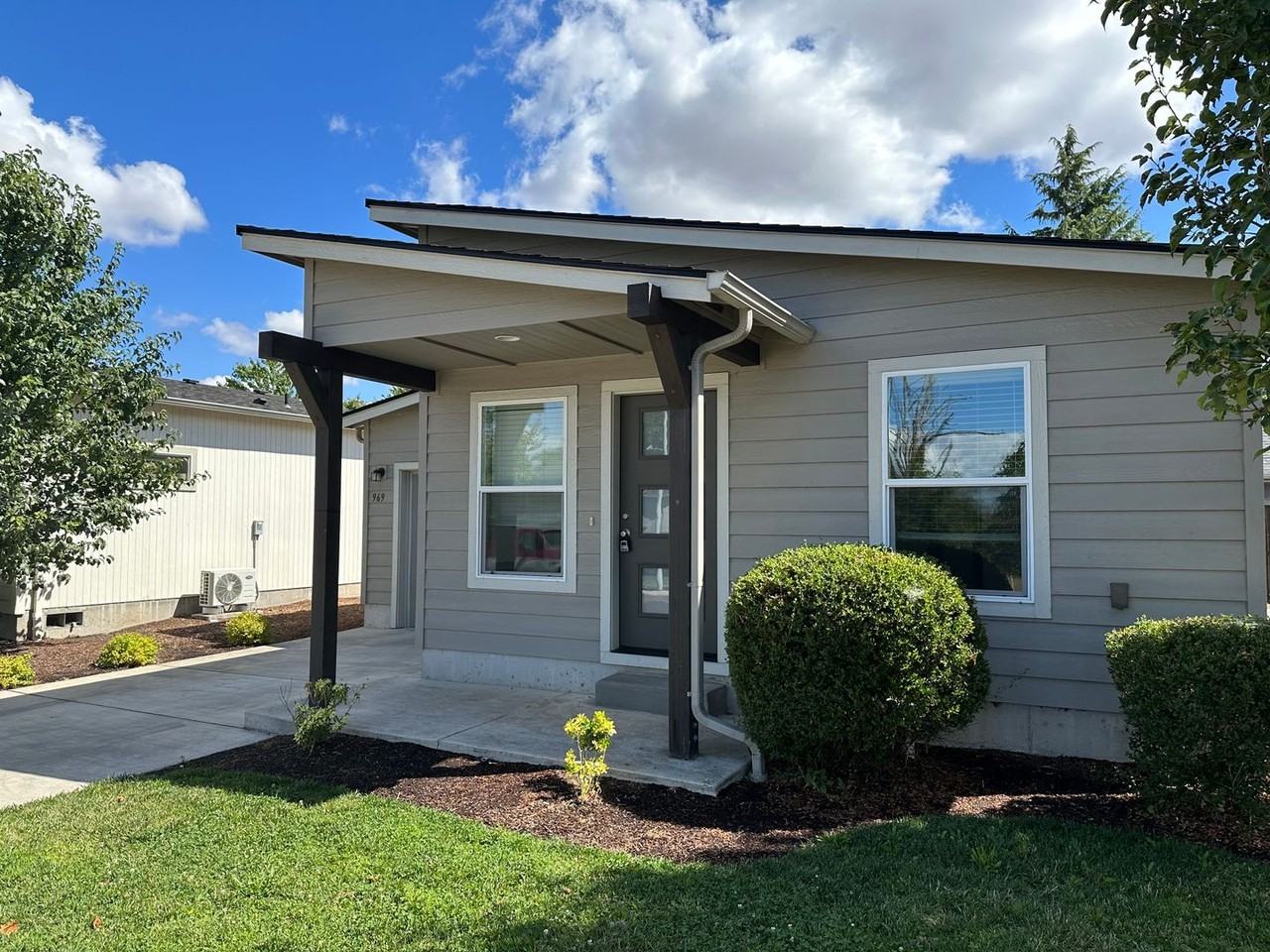 969 Nantucket Ave - Photo 3 of 19