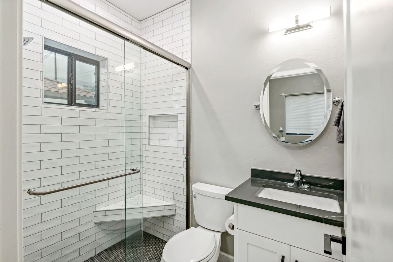 1302 E 9th St #B - Photo 2 of 23