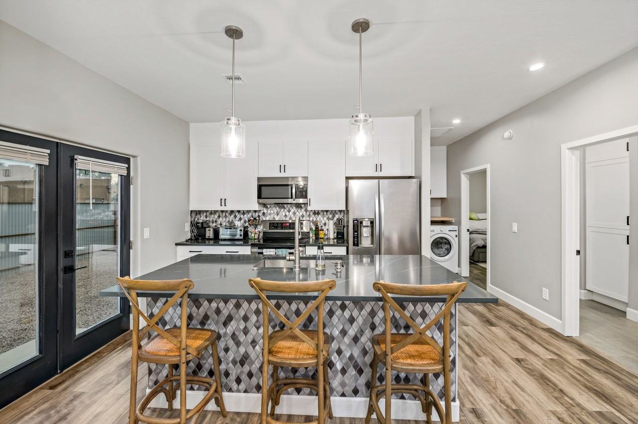 1302 E 9th St #B - Photo 3 of 23