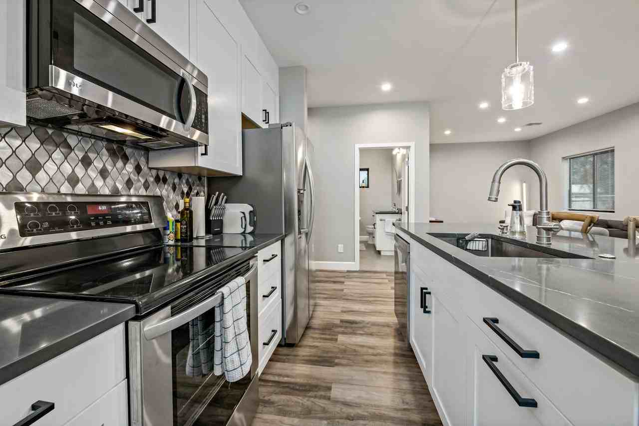 1302 E 9th St #B - Photo 6 of 23