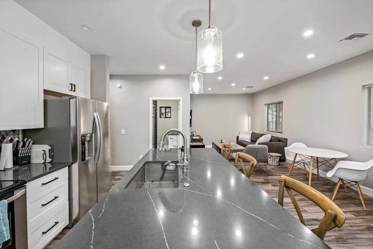 1302 E 9th St #B - Photo 7 of 23