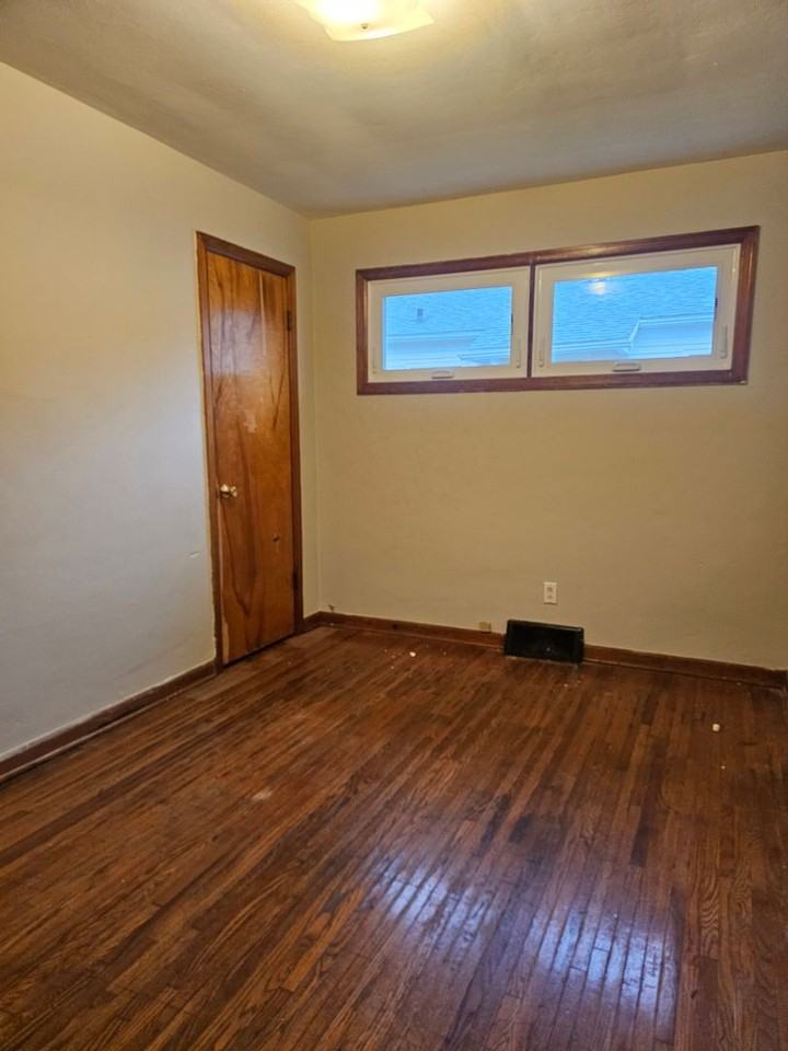 609 Kenwood Ave - Photo 4 of 7