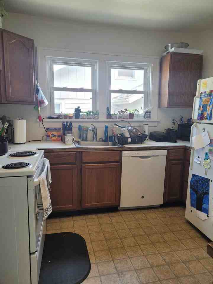 444 S Summit St - Photo 2 of 6