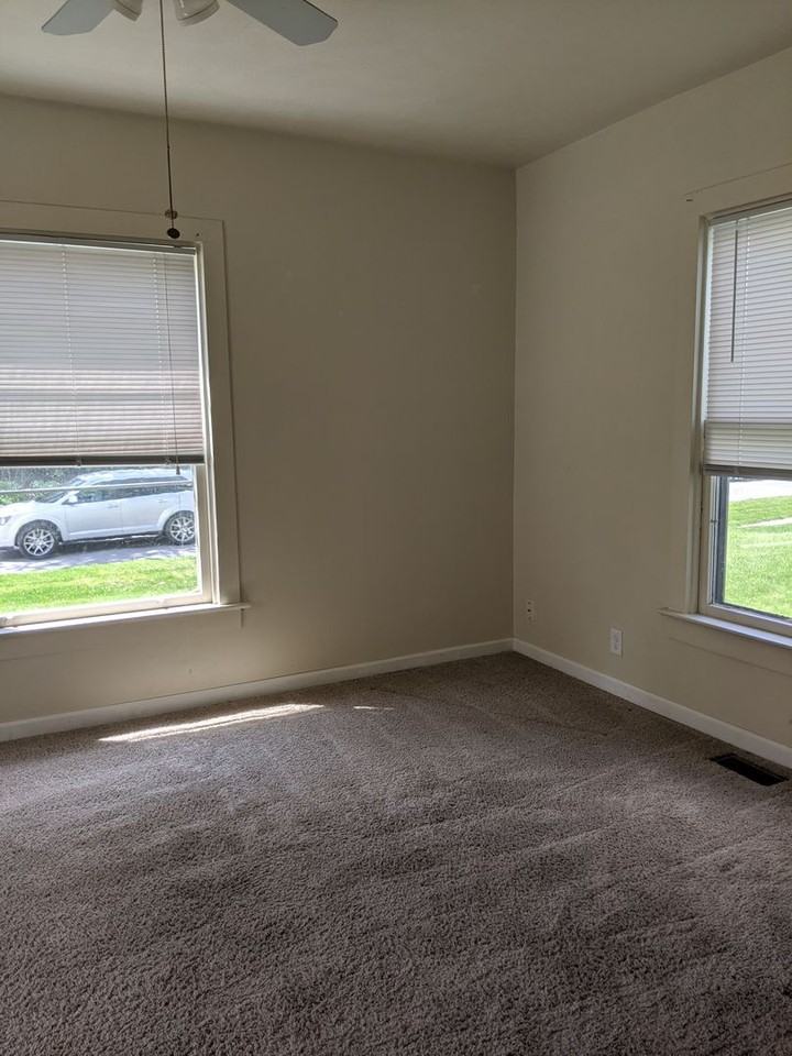 325 S Church St - Photo 3 of 13