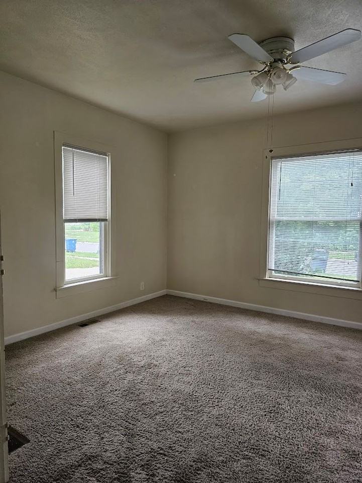 325 S Church St - Photo 6 of 13