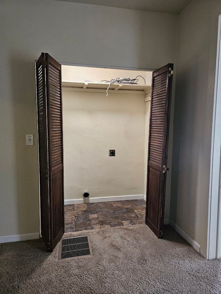 325 S Church St - Photo 7 of 13