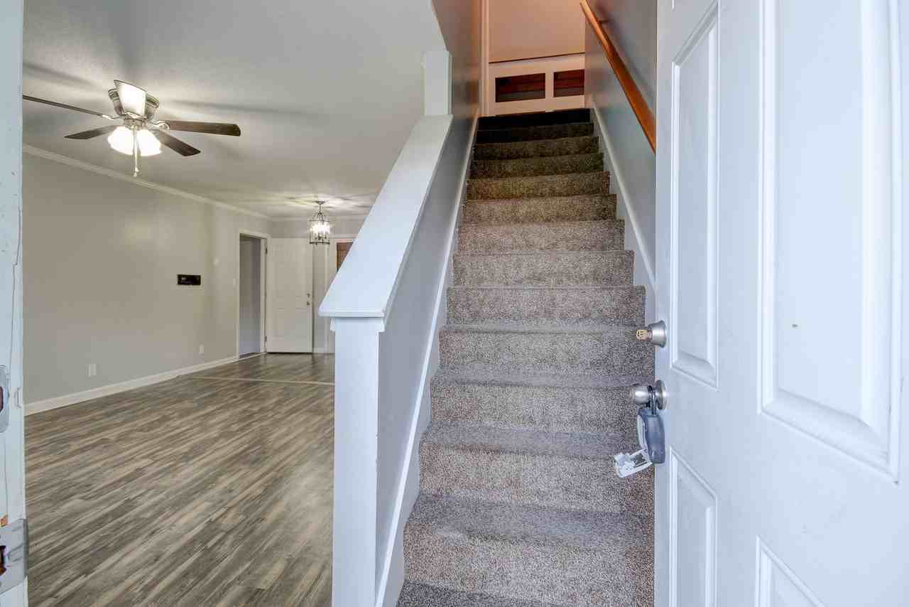 568 Lorie Ln - Photo 4 of 31