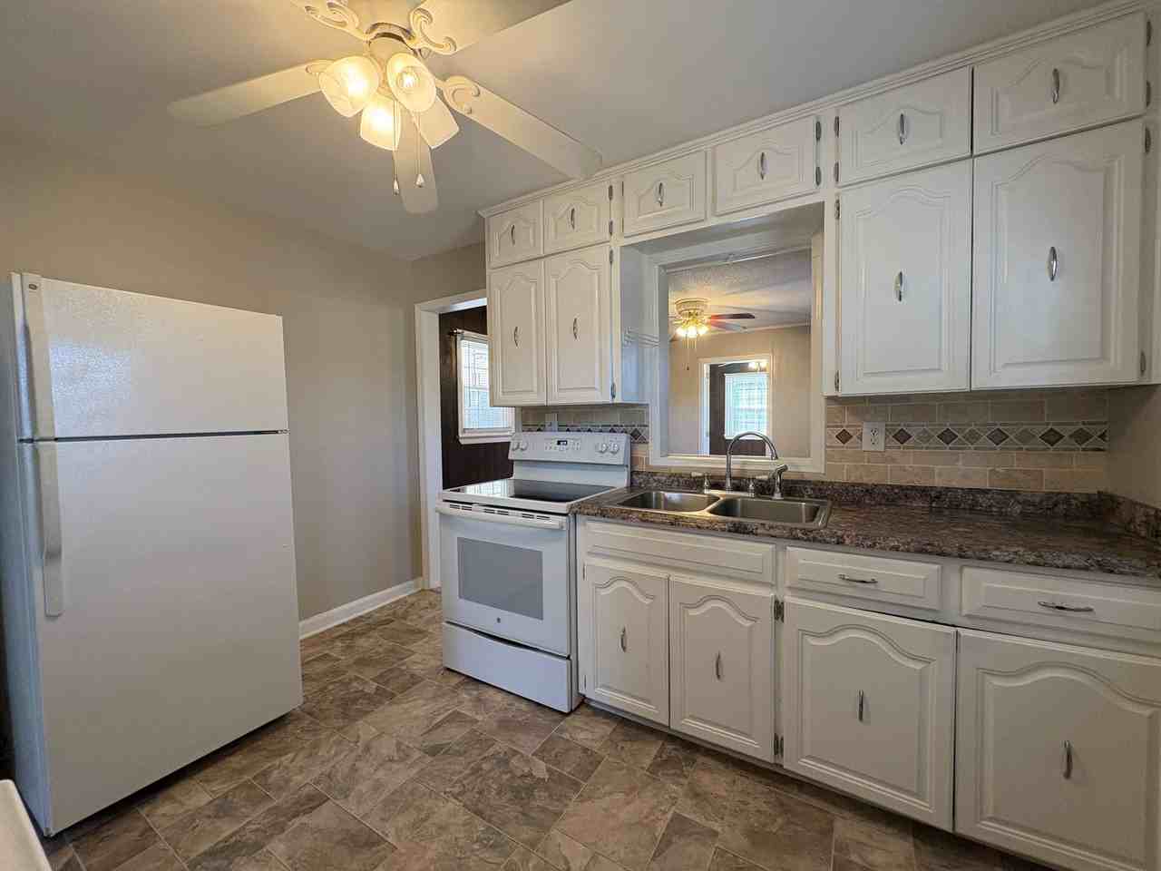 200 Bond St - Photo 5 of 16