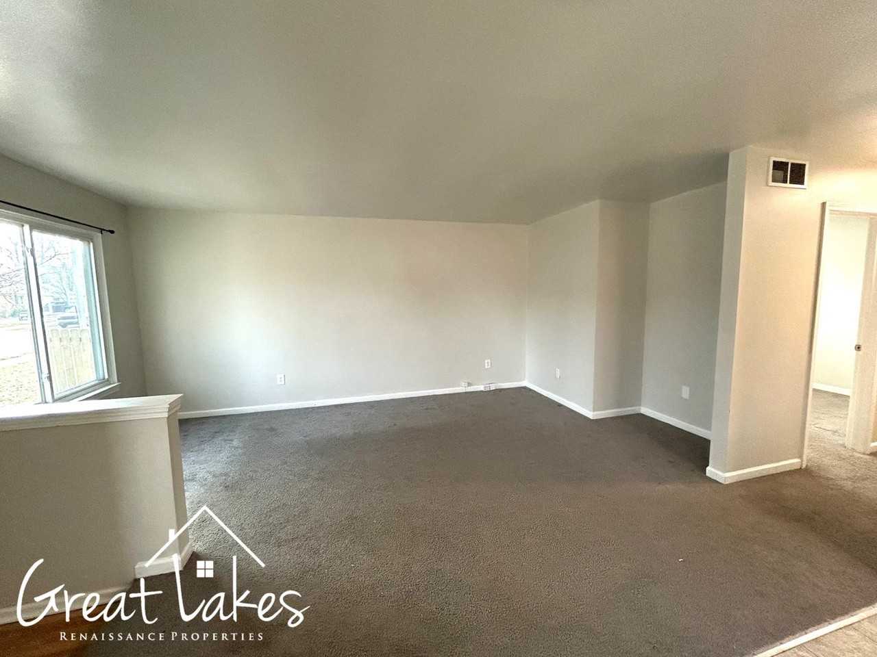 27361 Ridgewood St - Photo 7 of 12