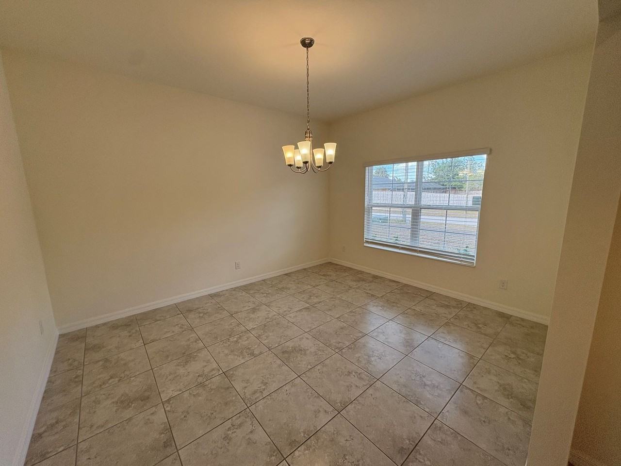 3955 Radcliff Ave - Photo 4 of 21