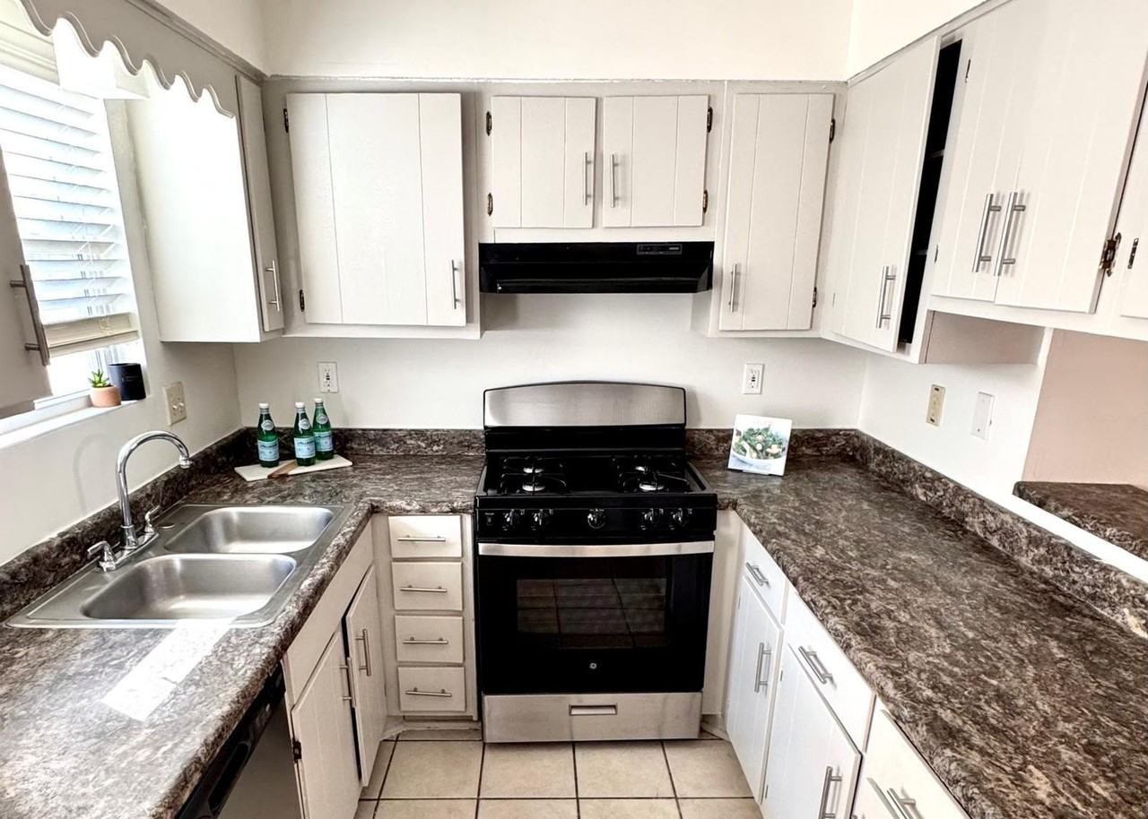 464 Prince Of Wales - Photo 4 of 17