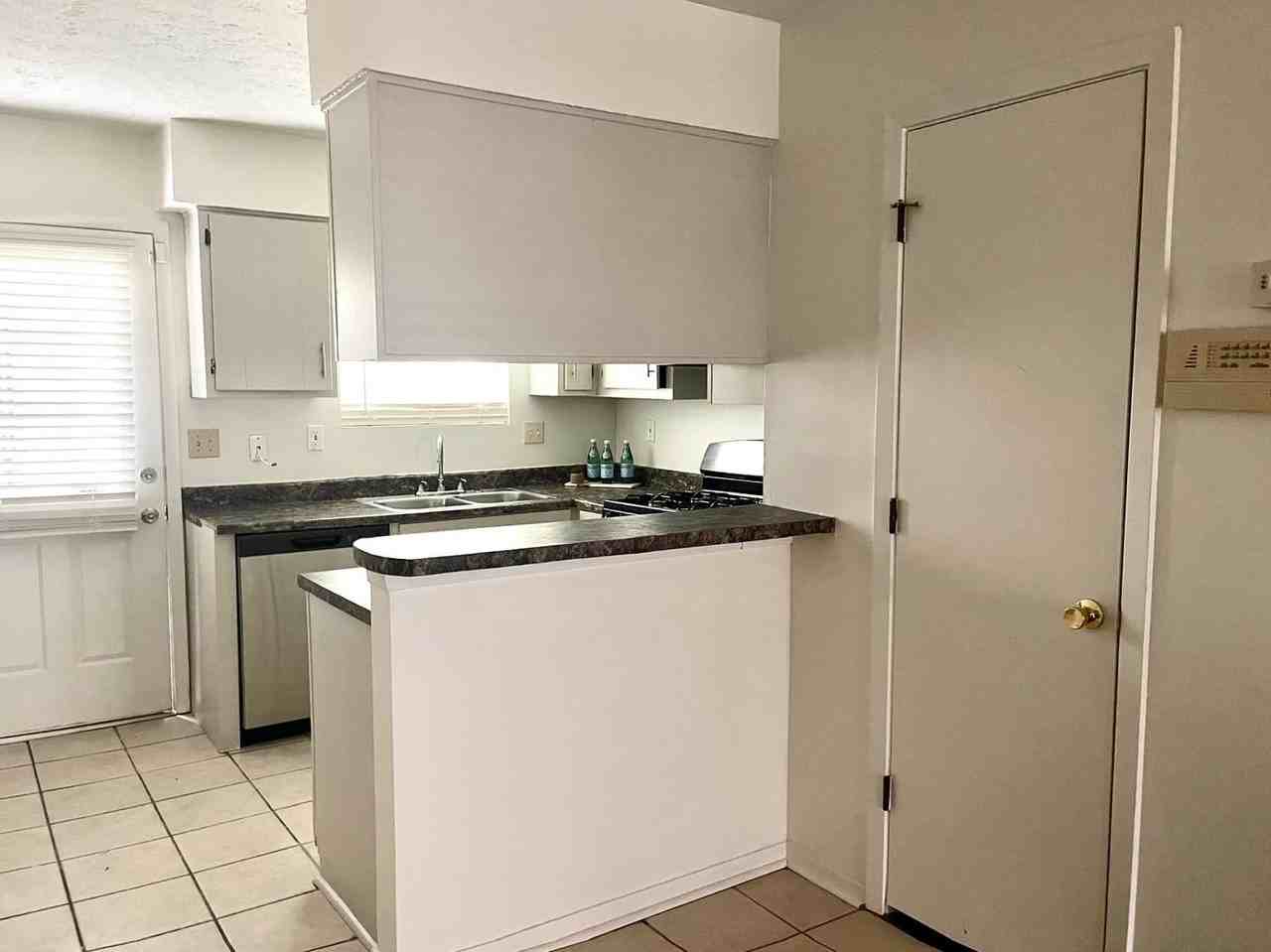 464 Prince Of Wales - Photo 6 of 17