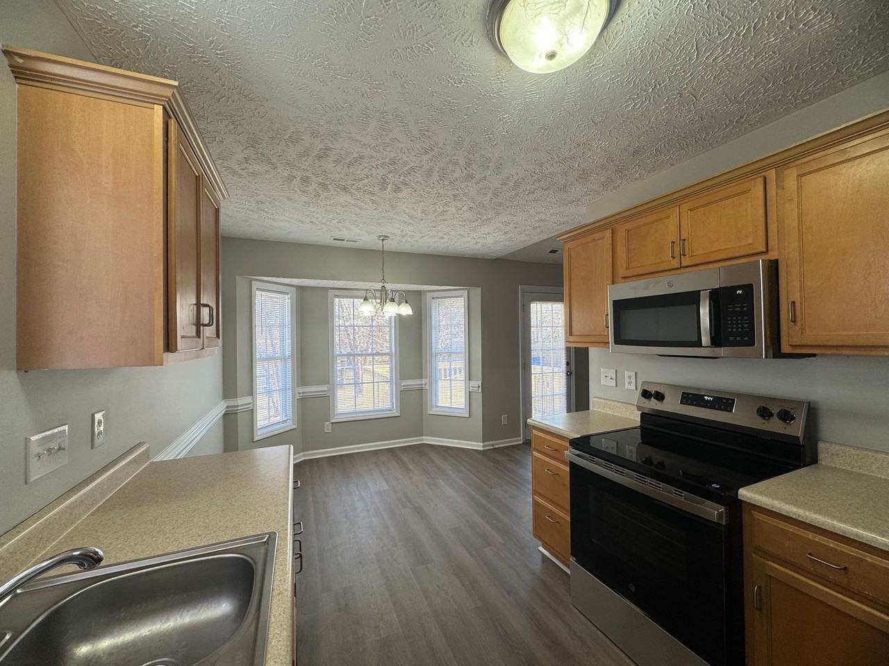 1453 Ferndell Dr - Photo 2 of 13