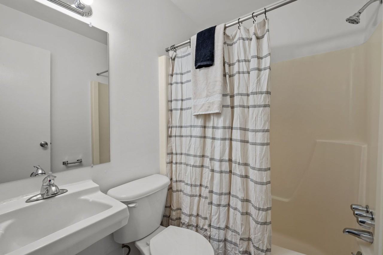 Lovely One Bedroom One Bath Apartment. - Photo 6 of 25