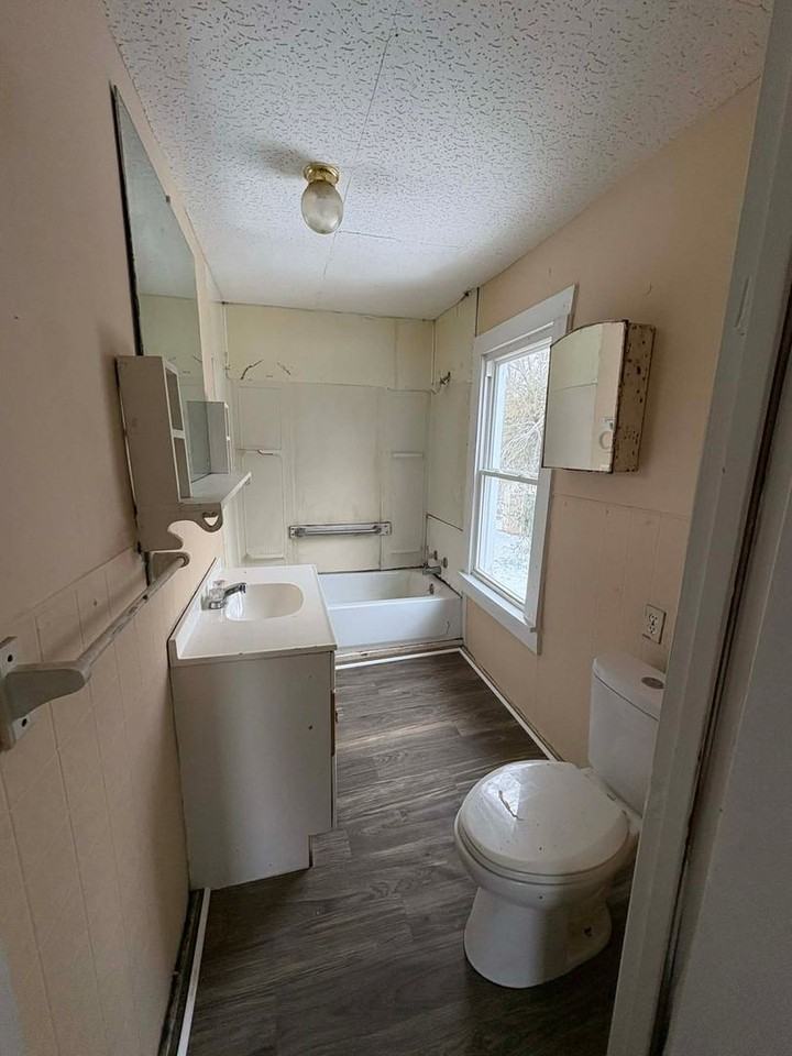 212 Bryan St - Photo 6 of 8