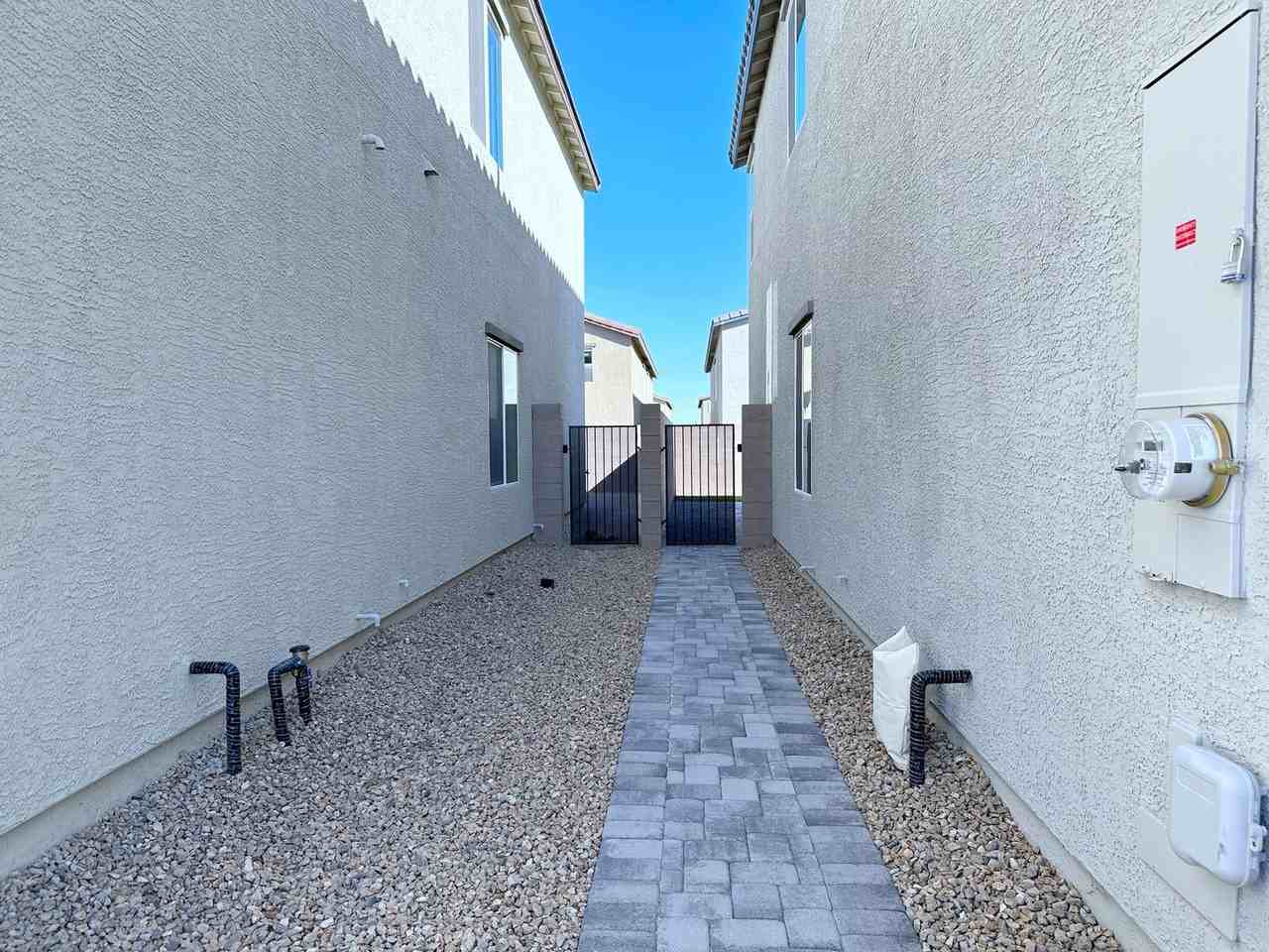 8378 S Miller Ln - Photo 4 of 49