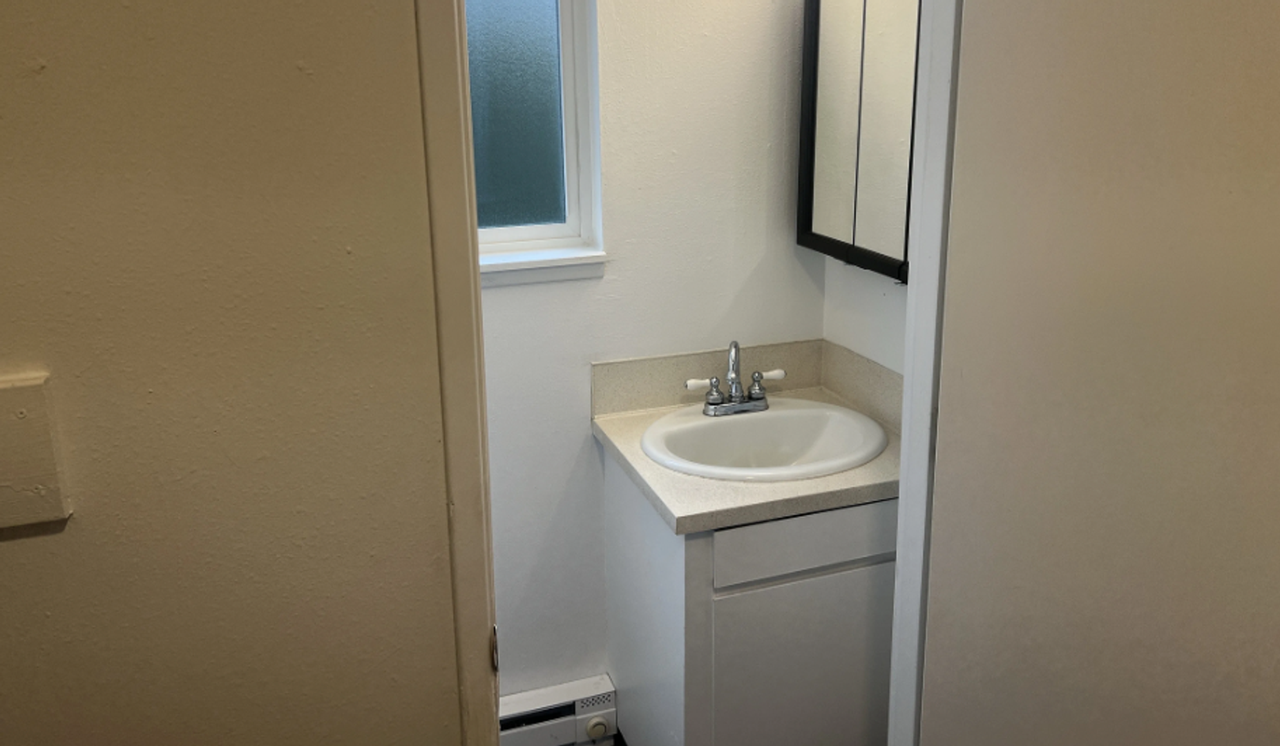 18484 SE Abernethy Ln. - Photo 5 of 14