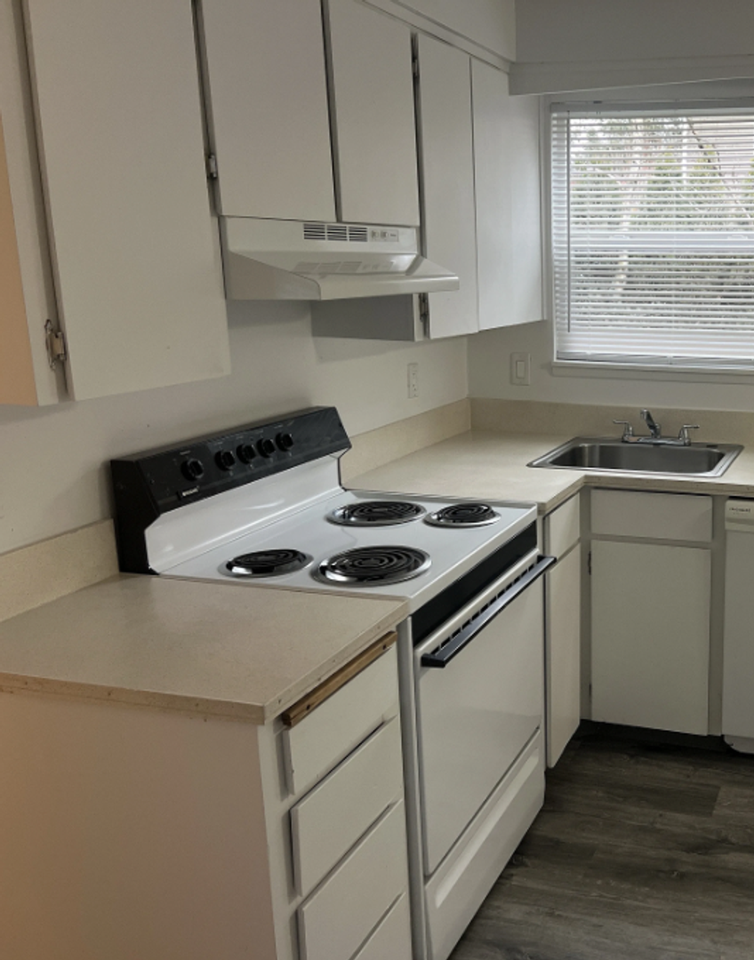 18484 SE Abernethy Ln. - Photo 6 of 14