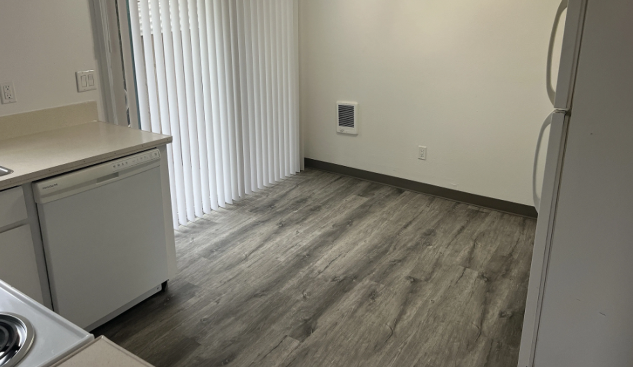 18484 SE Abernethy Ln. - Photo 7 of 14