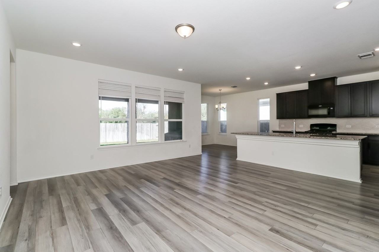 1621 Stinnett Dr - Photo 5 of 31