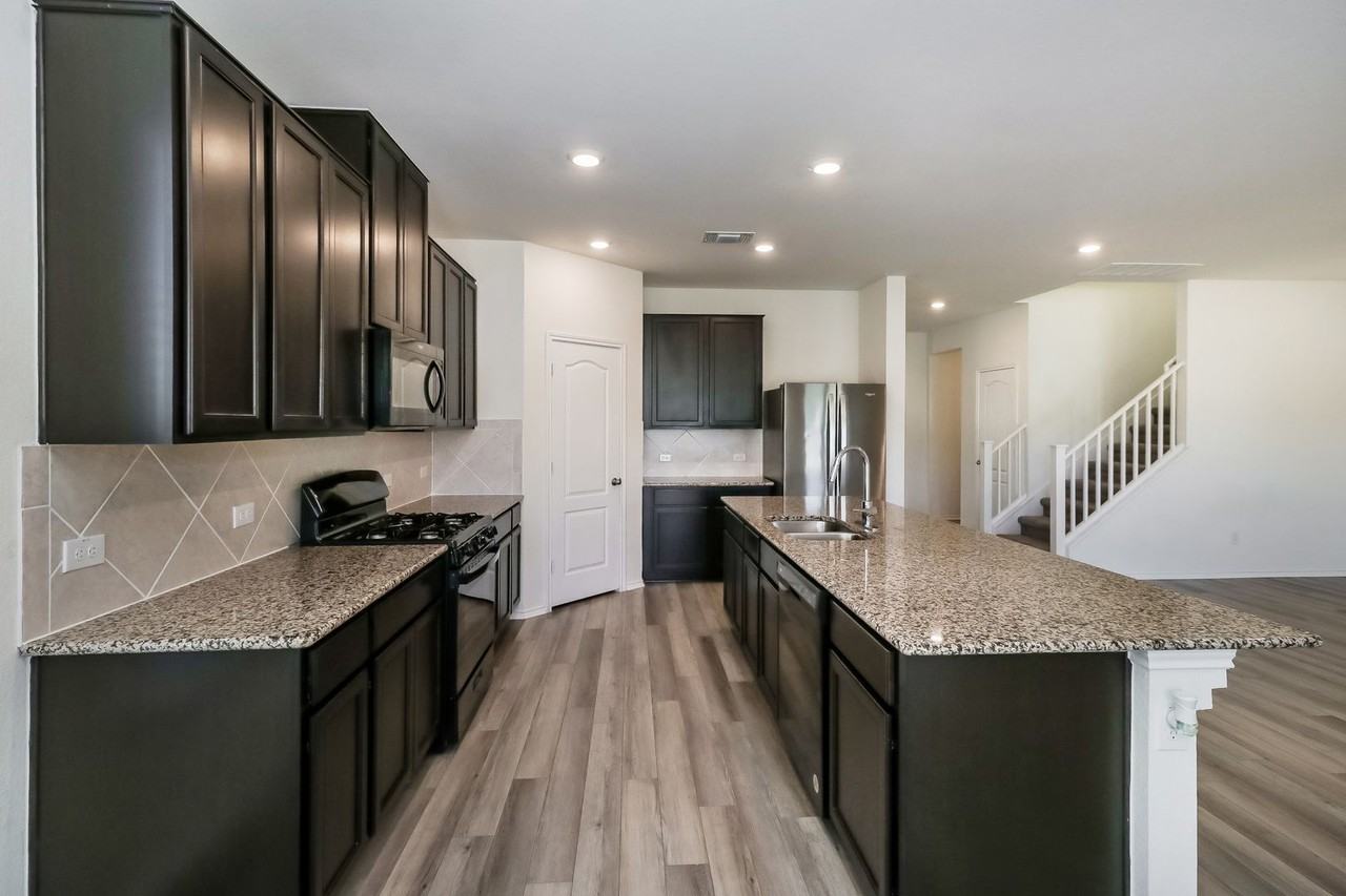 1621 Stinnett Dr - Photo 7 of 31