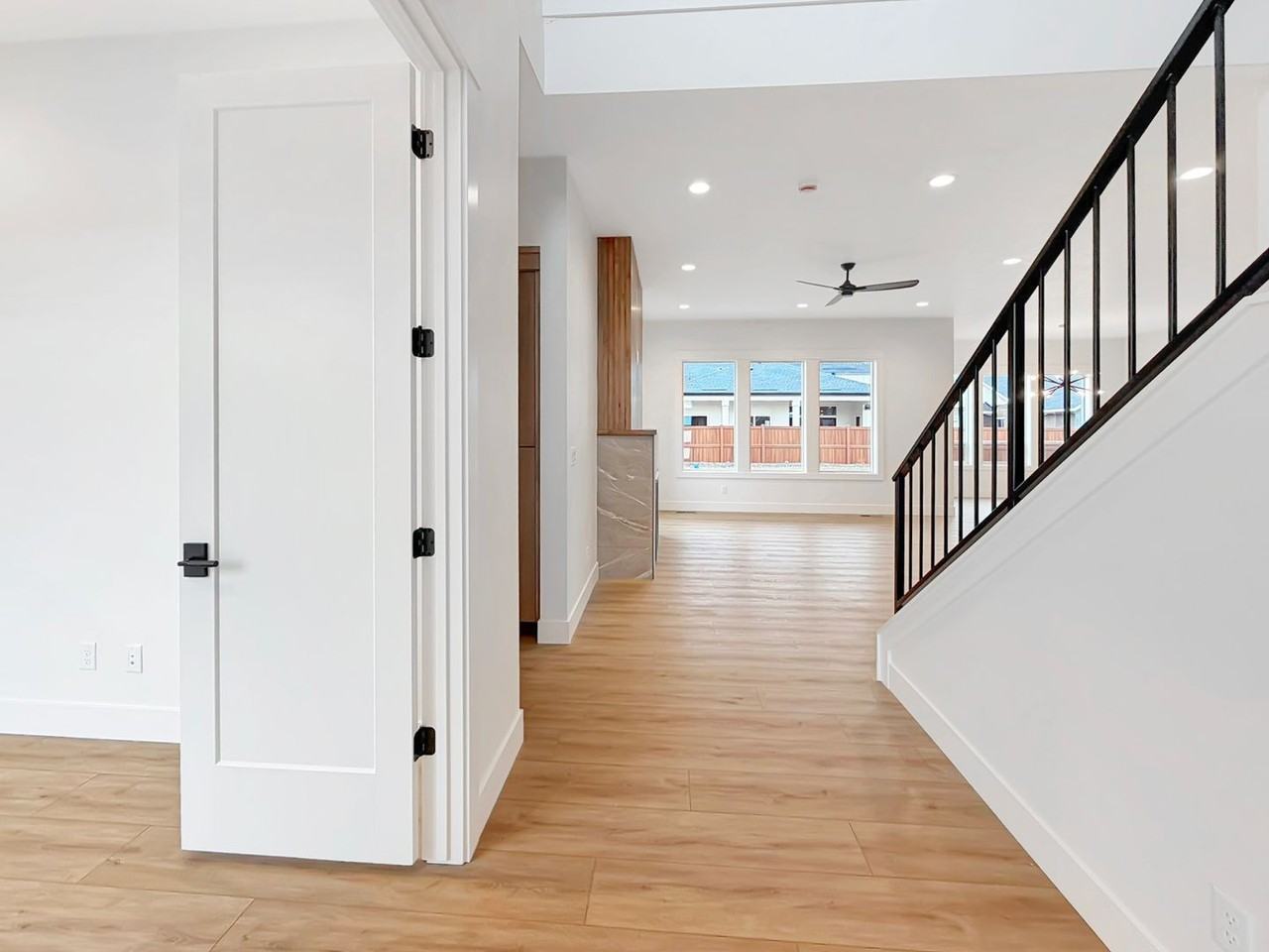 819 N Danville Ave - Photo 2 of 32