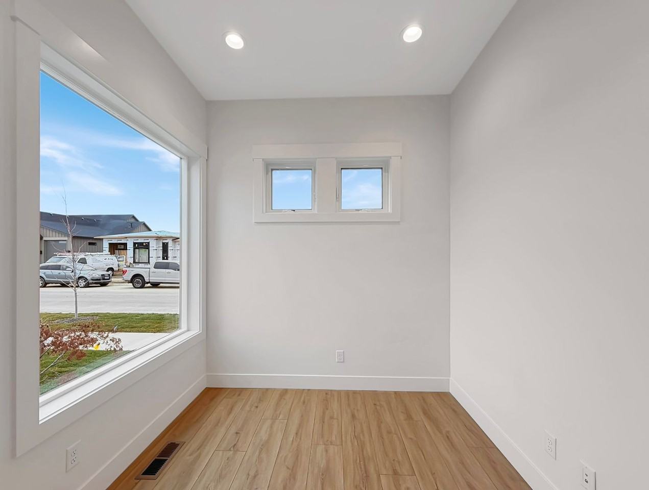 819 N Danville Ave - Photo 3 of 32