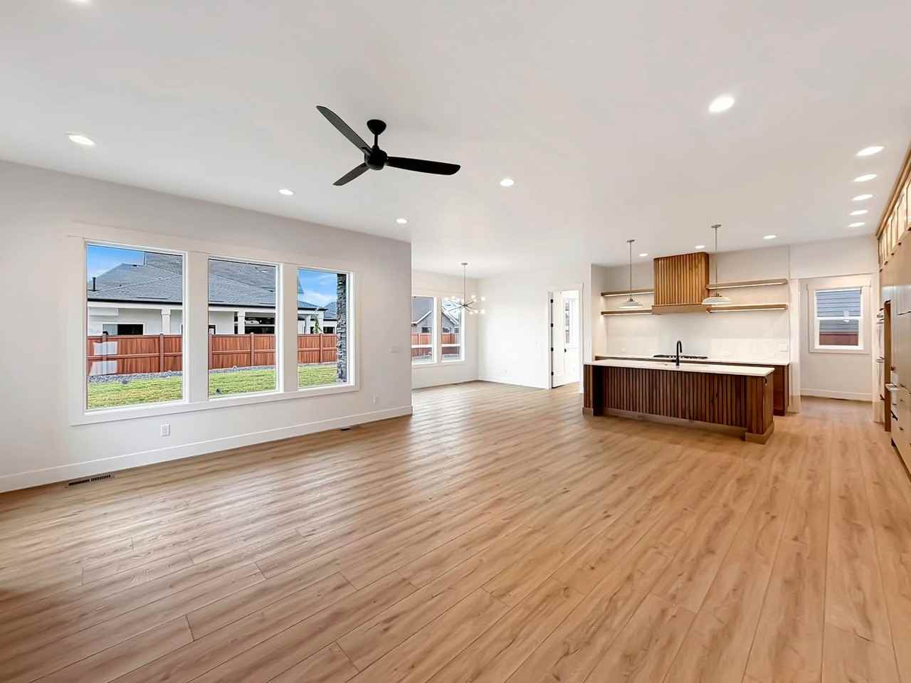 819 N Danville Ave - Photo 4 of 32